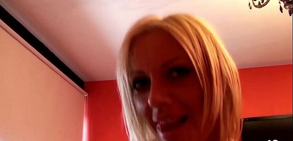  ▶▶ Zwei Echte Deutsche Huren beim Dreier mit Freier im Puff in Hamburg - German Hooker ◀◀